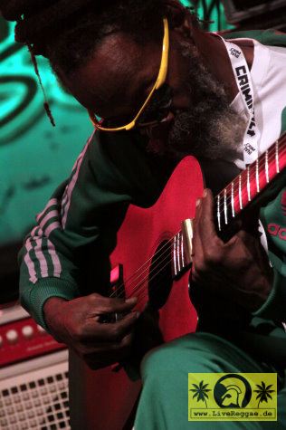 Earl Chinna Smith (Jam) feat. The Inna De Yard All-Stars 16. Reggae Jam Festival - Bersenbrueck 01. August 2010 (12).JPG